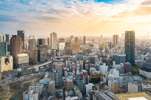 vista aérea del paisaje urbano de ciudad de osaka en puesta del sol, japón - región de kinki fotografías e imágenes de stock