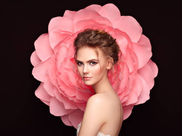 mujer hermosa en el fondo de una flor grande - fashion women stage makeup fashion model fotografías e imágenes de stock