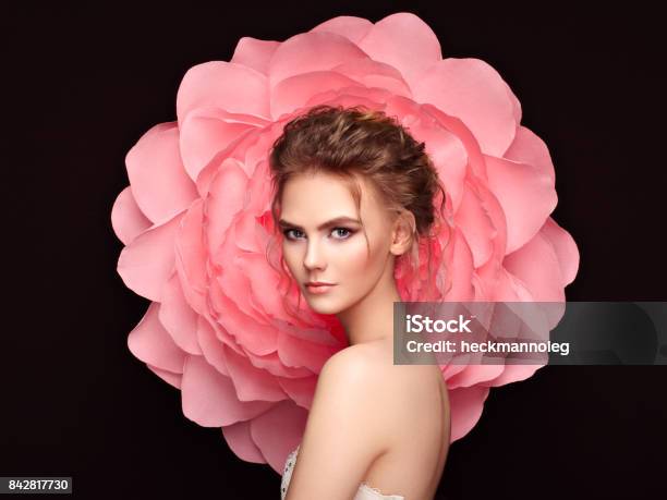 Photo libre de droit de Belle Femme Sur Le Fond Dune Grosse Fleur banque d'images et plus d'images libres de droit de Femmes - Femmes, Une seule femme, Fleur - Flore