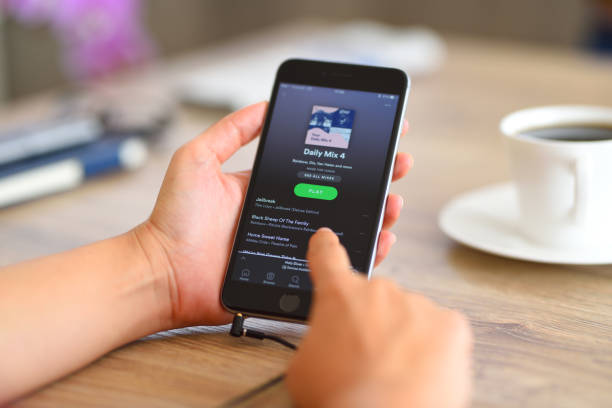 spotify sur iphone 6 - baladeur mp3 photos et images de collection