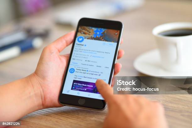 Twitter Auf Dem Apple Iphone 6 Stockfoto und mehr Bilder von Instant Messaging - Instant Messaging, SMS, Soziales Netzwerk