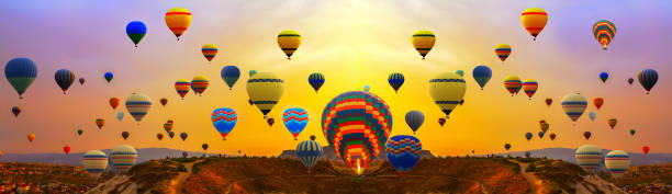 воздушные шары на восходе солнца - heat mid air flying float стоковые фото и изображения