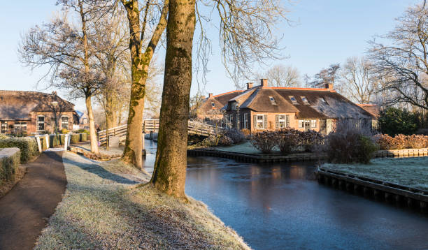 mattina d'inverno a giethoorn paesi bassi - wieden weerribben foto e immagini stock