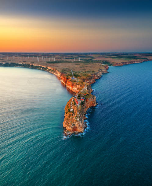 vue aérienne sur le cap kaliakra ferme de moulins à vent, d’immenses falaises sur la côte de la mer noire en bulgarie. beau coucher de soleil. - kaliakra photos et images de collection
