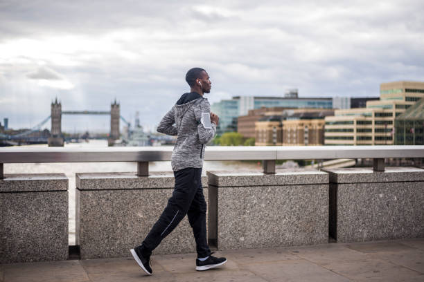 läufer auf der londoner brücke - sweatpants stock-fotos und bilder