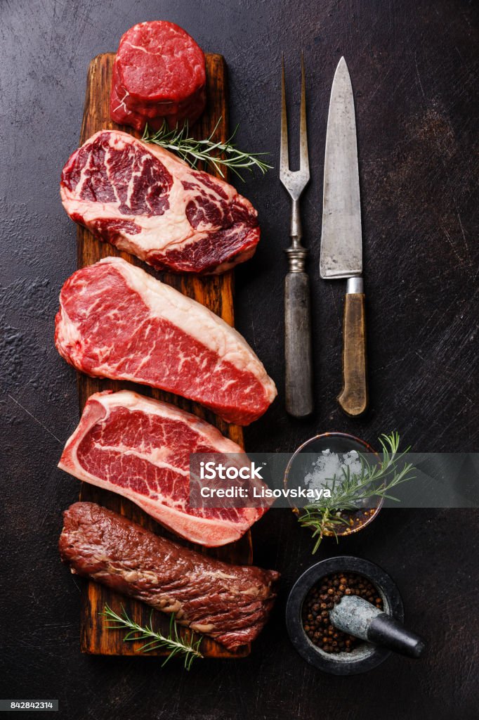 Variété de steaks de viande de Raw Black Angus Prime et assaisonnement - Photo de Viande libre de droits