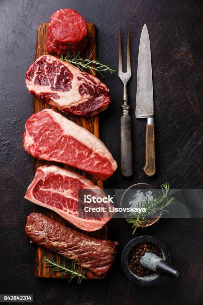 Photo libre de droit de Variété De Steaks De Viande De Raw Black Angus Prime Et Assaisonnement banque d'images et plus d'images libres de droit de Viande