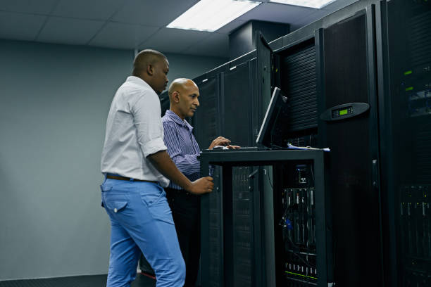 системные администраторы на помощь - network server data center installing стоковые фото и изображения