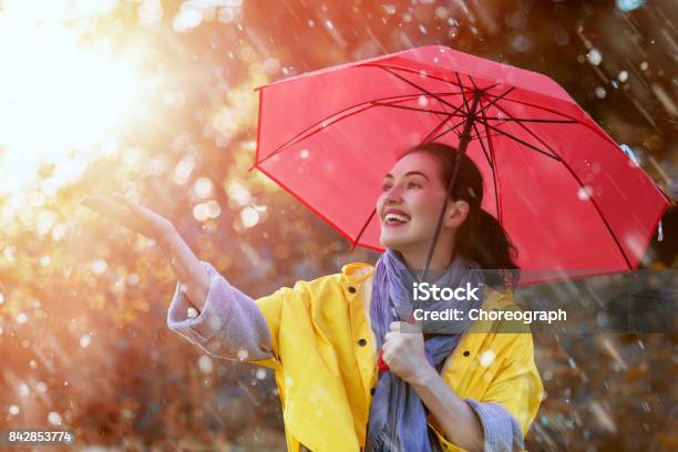 Frau Mit Roten Regenschirm Stockfoto und mehr Bilder von Regen - Regen, Regenschirm, Eine Frau allein