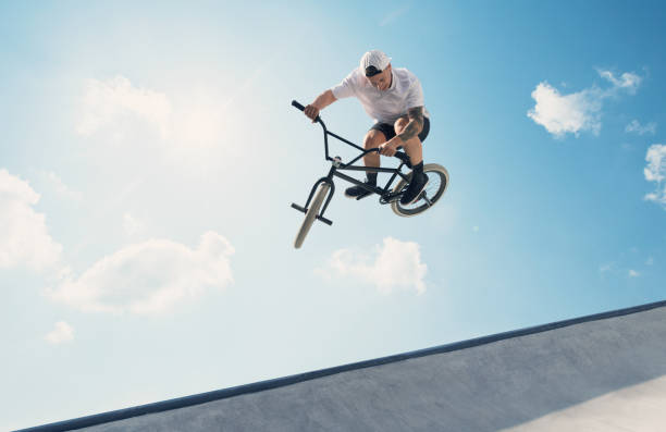 joven bicicleta bmx rider - stunt fotografías e imágenes de stock