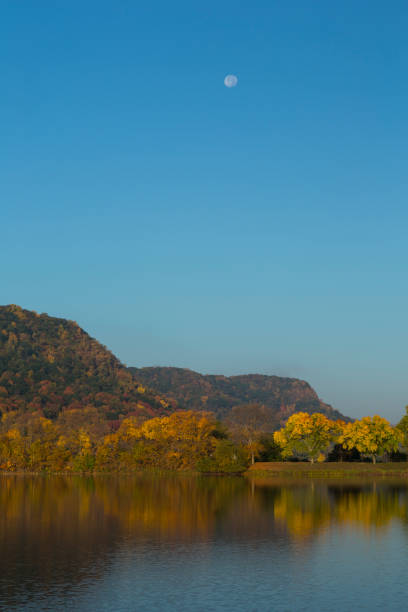 lac winona en automne - winona photos et images de collection