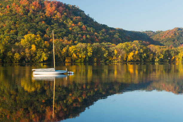 lac winona en automne - winona photos et images de collection