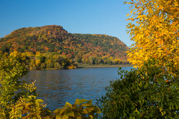 lac winona en automne - winona photos et images de collection