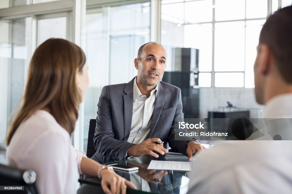 Conseiller financier avec les clients - Photo de Conseiller financier libre de droits