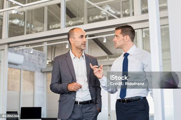 Foto de Empresários Discutindo O Trabalho e mais fotos de stock de Discussão - Discussão, Falar, Sério