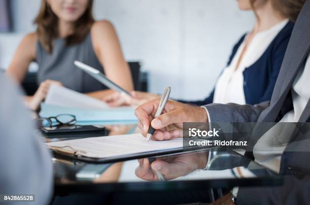 Business People Schreiben Stockfoto und mehr Bilder von Offizielles Treffen - Offizielles Treffen, Notizbuch, Schreiben