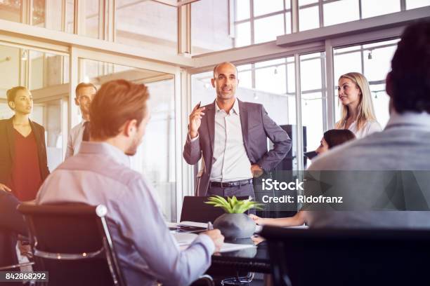 Hombre De Negocios Hablando En Reunión Foto de stock y más banco de imágenes de Liderazgo - Liderazgo, Negocio, Reunión de negocios