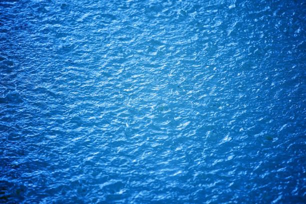 梅雨の季節に海に落ちる雨の水滴 - sea light water surface water form ストックフォトと画像