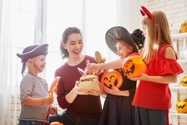 familia celebrando halloween - witchs hat costume witch holidays and celebrations fotografías e imágenes de stock