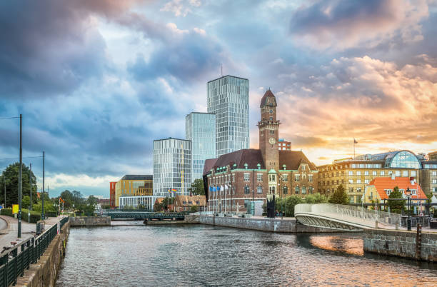 magnifique paysage urbain avec coucher de soleil à malmo, suède - malmo photos et images de collection