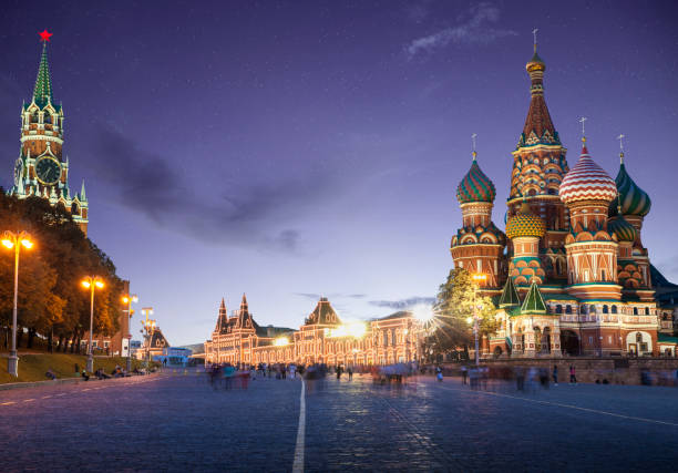 panorama of red square in moscow by night, russia - kremlin imagens e fotografias de stock