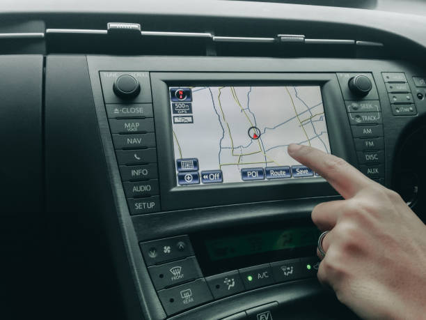 контроль рук человека и точка для отображения moniyor автомобиля с gps навигатор с дизайном интерьера в роскошном автомобиле - global positioning system audio стоковые фото и изображения