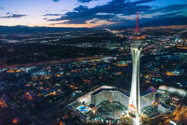 las vegas stratosphere tower a night aerial view - stratosphere foto e immagini stock