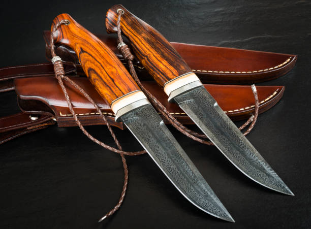 黒の背景に巨大な牙とダマスカス モザイクから狩猟用ナイフ。手作りの革製の鞘 - par3 ストックフォトと画像