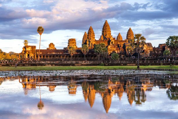 hermoso momento con reflexión de angkor wat en la superficie del lago durante el período de puesta de sol en siem riep, camboya - cambodia khmer architecture outdoors fotografías e imágenes de stock