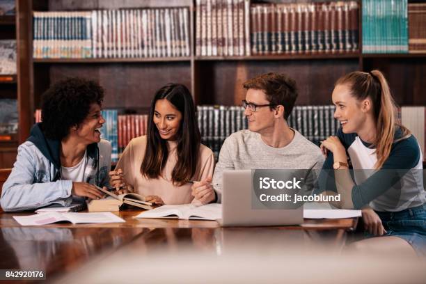 Photo libre de droit de Heureux Étudiants Travaillant Sur Le Projet Decole En Bibliothèque banque d'images et plus d'images libres de droit de Étudiant en université