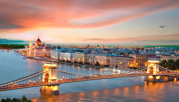 die malerische landschaft des parlaments und der brücke über die donau in budapest, ungarn, europa bei sonnenuntergang - budapest stock-fotos und bilder