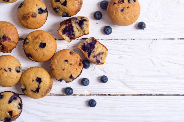 muffins banane avec blueberry - muffin food rustic table photos et images de collection
