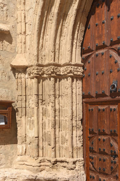 gros plan du portique de l’église de san miguel à ampudia, espagne - palencia province photos et images de collection