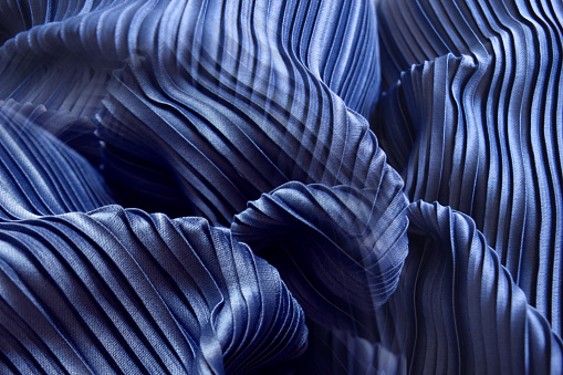 Fondo de tela azul plisado es una hermosa onda curvada. photo