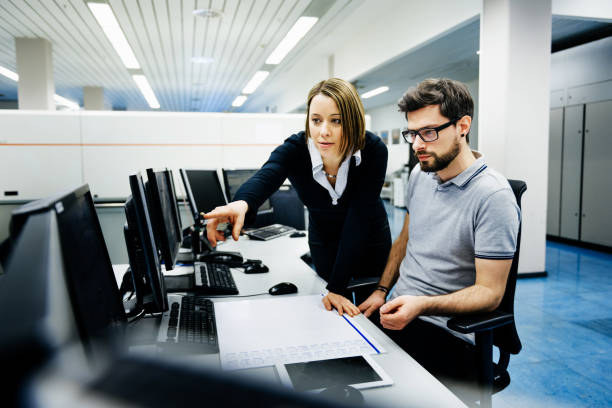 profesionales en sala de control - computer programmer computer it support men fotografías e imágenes de stock