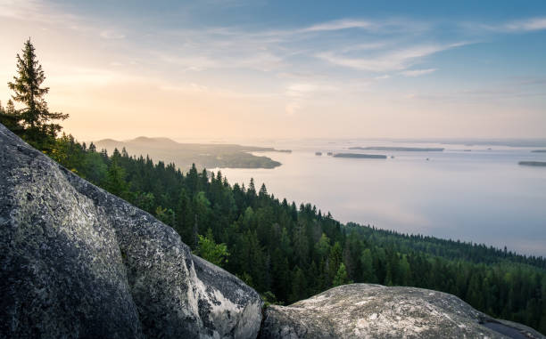 pintoresco paisaje con lago y puesta de sol en la noche en koli, parque nacional. - finland fotografías e imágenes de stock