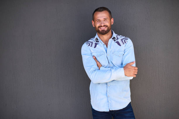 istock Young businessman in casual clothes over grey wall background 842941808