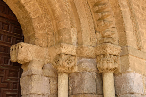 detail of the portico of romanesque church of santa maria, carrion de los condes, spain - palencia province imagens e fotografias de stock