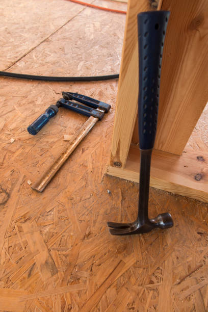 istock the carpenter's hammer and the ribbing lying on the OSB board 842957430