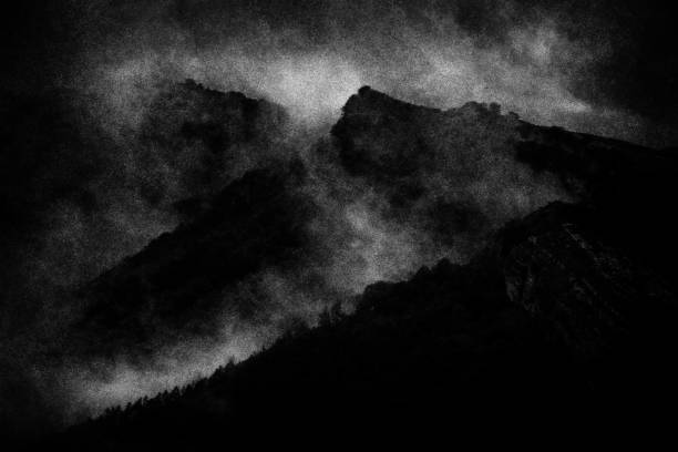 straszny montain w nocy. dodano hałas - forest transylvania rain fog zdjęcia i obrazy z banku zdjęć