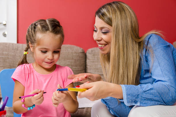 istock Mother and daughter drawing at home 842960010