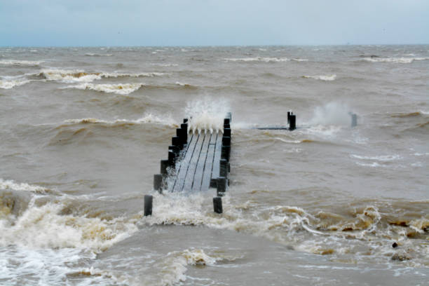 onde de tempête de l’océan d’ouragan harvey - harvey photos et images de collection