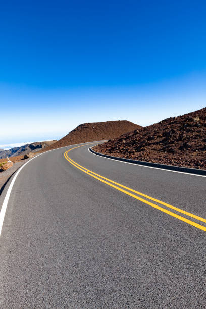 estrada para o pico do vulcão haleakala, ilha de maui, havaí ilhas - haleakala national park mountain winding road road - fotografias e filmes do acervo