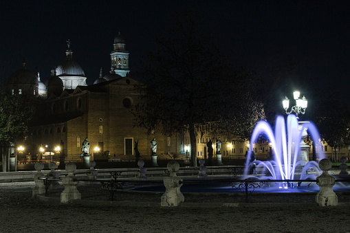 a night photo of the famous paduan square \