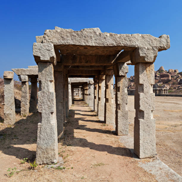 столпы храма - maze old obsolete ancient стоковые фото и изображения