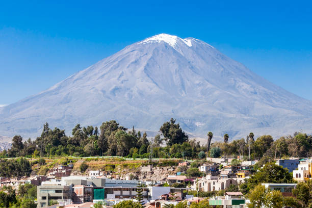 Misti volcano Misti volcano from Yanahuara viewpoint in Arequipa, Peru arequipa province stock pictures, royalty-free photos & images