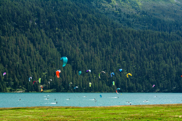 parapente no lago saint moritz - paragliding engadine mountain switzerland - fotografias e filmes do acervo