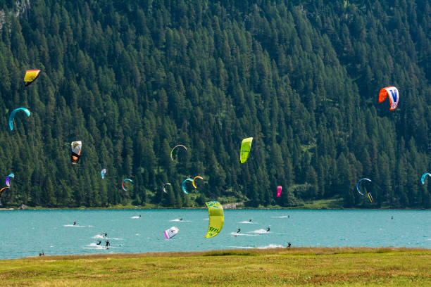 サンモリッツ湖でパラグライダー - paragliding engadine mountain switzerland ストックフォトと画像