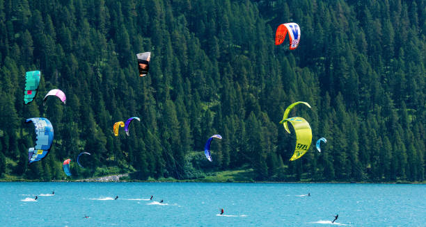 サンモリッツ湖でパラグライダー - paragliding engadine mountain switzerland ストックフォトと画像