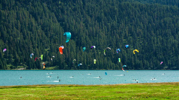 parapente no lago saint moritz - paragliding engadine mountain switzerland - fotografias e filmes do acervo